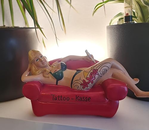 Tirelire tatoueuse sur canapé - 18 cm - Tatouage fille - Poly multicolore - Nail Gallerys