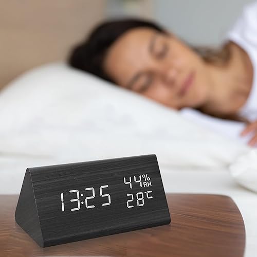 Zestivra Réveil en bois PVC – Horloge en bois alimentée par piles, affichage numérique avec activation vocale et capteur météo | Montre élégante avec lumière réglable pour décoration de table de - Nail Gallerys