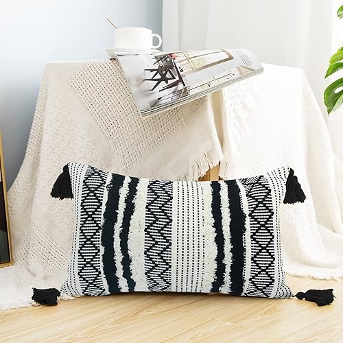 LIGICKY Housse de coussin décorative touffetée à la main avec pompons - Pour canapé, sofa, lit, salon - Rouge et blanc - 45 x 45 cm - Nail Gallerys