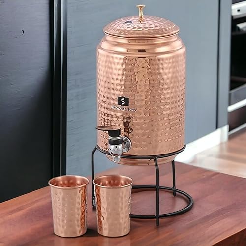 Shankar & sons Yuvika Distributeur d'eau en cuivre martelé (matka/pot) avec 2 verres en cuivre et support en cuivre pur et avantages ayurvédiques pour la santé (5000 ml) - Nail Gallerys