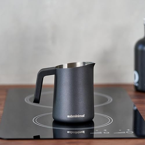 Subminimal FlowTip Pot à Lait en Acier Inoxydable Barista, Ergonomique, Résistant à la Chaleur, Pichet pour Le Café la Mousse de Lait Cappuccino et Latte, Noir - Nail Gallerys