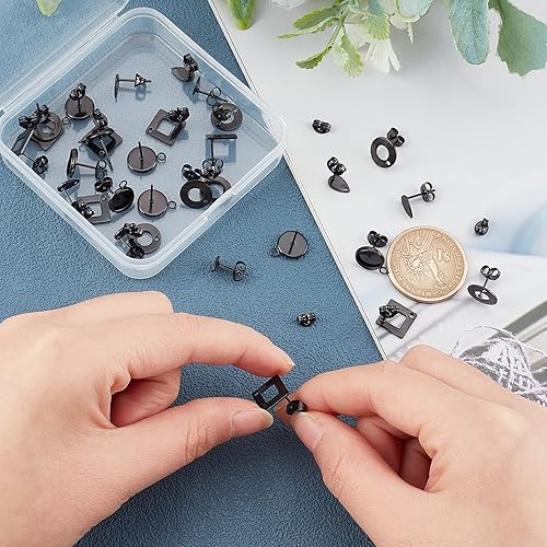 UNICRAFTALE 32 Pcs 4 Styles Électrophorèse Noir Stud Boucles D'Oreilles 304 en Acier Inoxydable Plat Rond Lunette Plateau Texturé Teardrop Rhombus Stud Conclusions avec 8 Pcs Écrous D'Oreille - Nail Gallerys