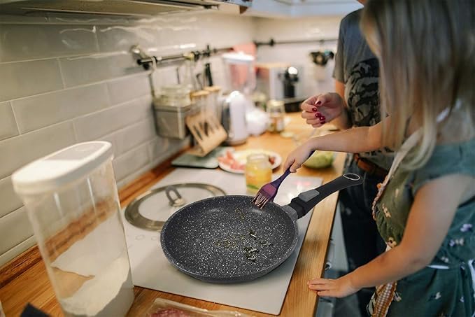 KLAUS Lot de 3 poêles en Pierre de Hautes qualités antiadhésif Compatible Tous Feux Dont Induction les 3 poêle à frire adapté au Four grâce à Leur Manches Amovibles Ø 20 cm, Ø 24 cm et Ø 28 cm - Nail Gallerys