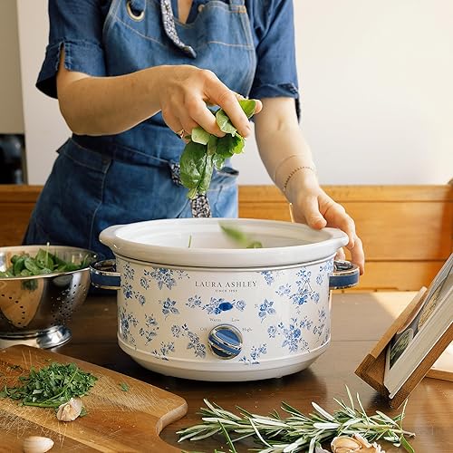 VQ Laura Ashley Mijoteuse Electrique 6,5 Litres avec Imprimé China Rose Slow Cooker pour 8 à 10 Personnes, Économique en Énergie, avec 3 Réglages de Température et un Couvercle en Verre Trempé - Nail Gallerys