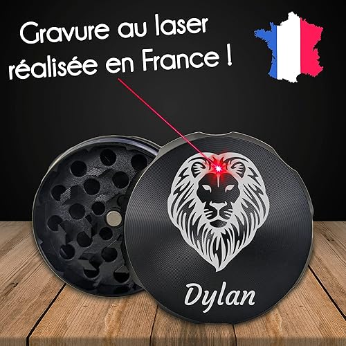 KDO MAGIC - Grinder personnalisé - 55 x 41mm - Moulin à épice personnalisable avec prénom gravé - Broyeur à tabac en métal haute qualité - 4 pièces - Tamis et Spatule - Grinder relief (Modèle Texte) - Nail Gallerys