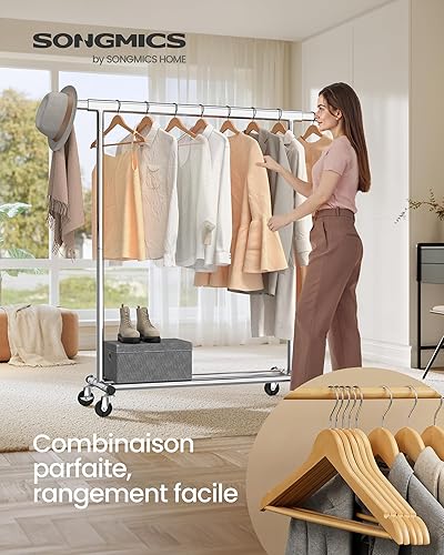 SONGMICS Portant à Vêtements avec 20 Cintres en Bois, Porte-manteau sur Roulettes, Tringle Extensible, Crochet Rotatif à 360°, Argenté et Couleur Boisée HSW013S01 - Nail Gallerys