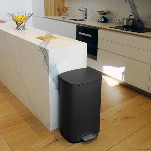 Spirella, Poubelle à pédale 50 Litres en Acier Inoxydable, Modèle Akira, Finition matte élégante et moderne, Fermeture lente et silencieuse, Revêtement anti-traces de doigts, Noir Mat - Nail Gallerys
