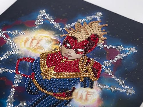 CRYSTAL ART - Kit Carte à Diamanter - Décoration aux Couleurs Assorties - Loisirs Créatifs et Activités Manuelles - Thème Captain Marvel - 18x18 cm - Dès 8 ans - Nail Gallerys