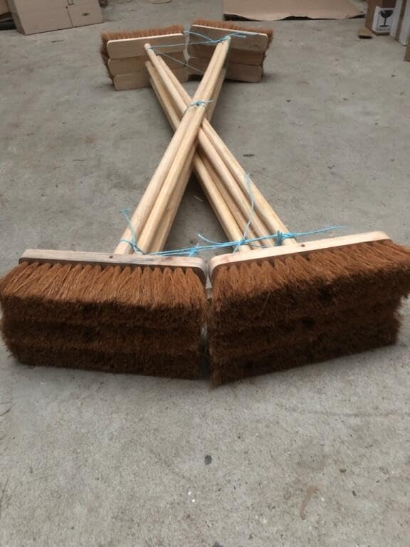 Lot de 12 balais Coco 29 cm emmanchés, Manche Bois 1.30m - Nail Gallerys