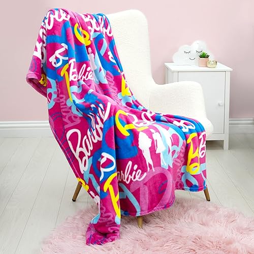 Barbie Couverture Polaire sous Licence Officielle | Logo Rose | Design Chambre à Coucher sans boîte | Chaude et Super Douce au Toucher | Parfaite pour la Maison, la Chambre, Les Voyages, Les soirées - Nail Gallerys
