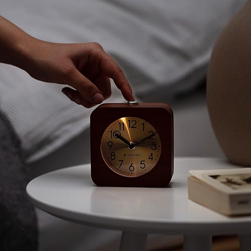 Navaris Réveil analogique Bois - Horloge à Aiguilles Classique avec Fonctions Heure Alarme Snooze et rétroéclairage - Réveil carré Bois foncé - Nail Gallerys