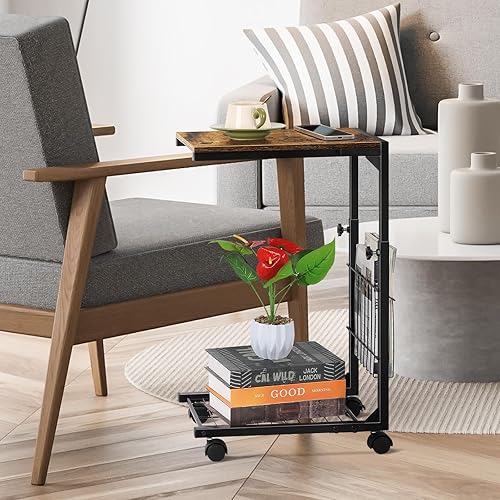 Nandae Table d'appoint réglable, table d'appoint pour ordinateur portable avec roulettes, table coulissante sous le canapé avec panier de rangement en maille, bureau café en C pour salon et chambre à - Nail Gallerys