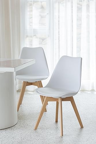 Kosmi Lot de 4 Chaises Blanches Style scandinave modèle Victoire - Coque en résine Blanche Rembourrée et Pieds en Bois Naturel - Nail Gallerys