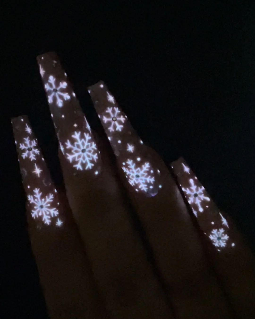 Glowing Snowfall - Nail Gallerys