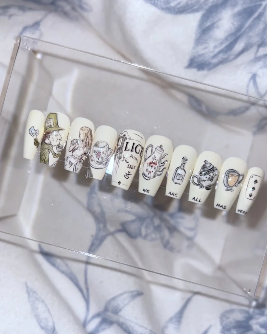 Vintage Alice - Nail Gallerys