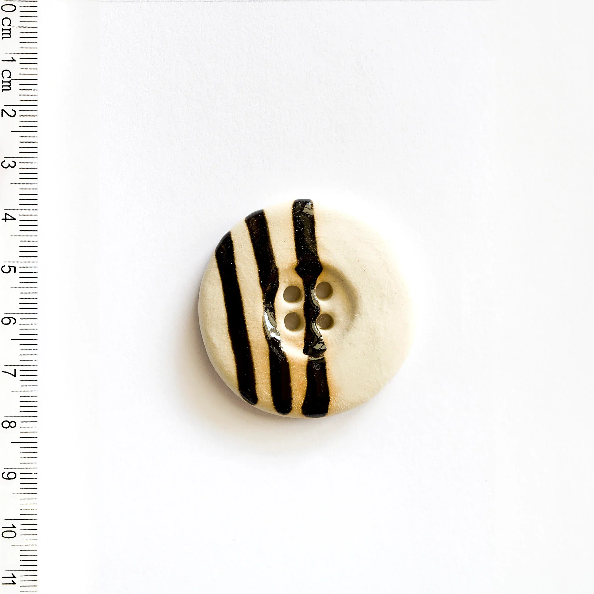 Incomparable Buttons - Large Round Black & White L333 - Card of 1 - Nail Gallerys