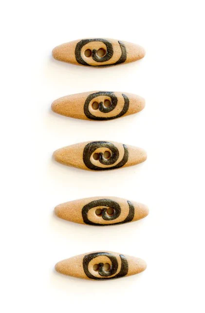 Incomparable Buttons - Natural Oval With Black Swirl - Card of 5 - Nail Gallerys