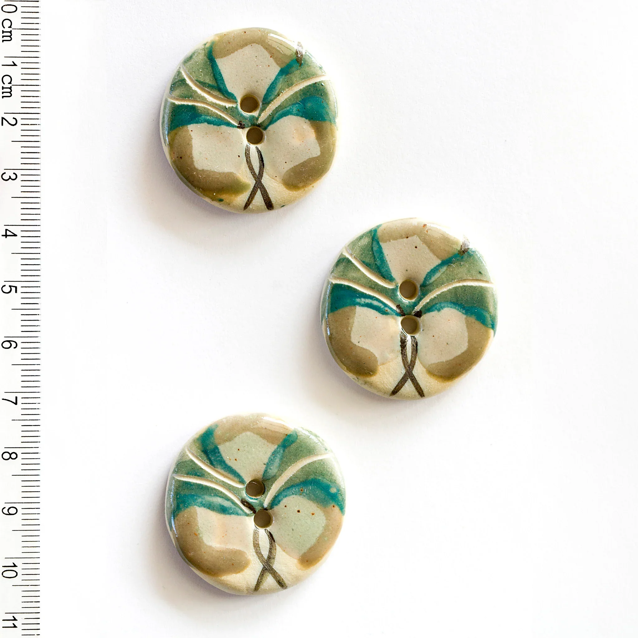Incomparable Buttons - Large Fawn/Green L413 - Card of 2 - Nail Gallerys