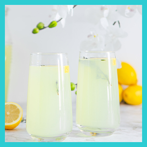 Gros plan de la base du bol large et de la tige fine de Argon Tableware Tallo Verres à vin rouge et blanc