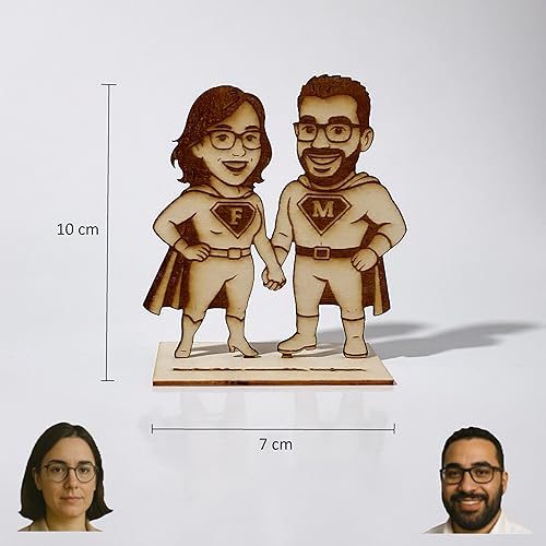 Figurine en bois gravée personnalisée – Portrait couple style Comic sur socle gravé avec message – Cadeau unique pour couple, anniversaire, mariage, Saint-Valentin ou toute occasion spéciale - Nail Gallerys