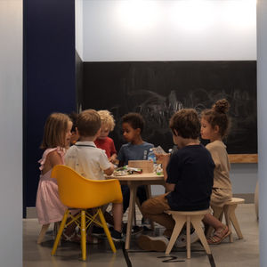 7 enfants autour de la Drawin'table XXL