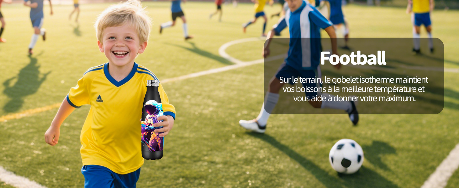 Enfant en uniforme de sport jaune jouant au soccer/football en plein air, représenté dans plusieurs plans d'action avec un ballon.