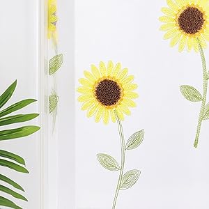 Séquence progressive montrant des illustrations ou des estampes de tournesols et de feuilles sur fond blanc.