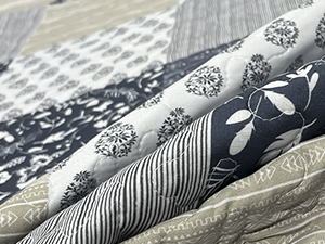 Série d'images en noir et blanc montrant des balustrades ou des clôtures métalliques à motifs géométriques dans ce qui semble être un décor extérieur.