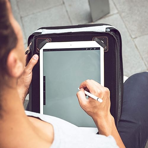 ETCHR Slate Satchel – Sacoche d’Artiste Etanche – Sac de Transport pour Artiste Polyvalent avec Eléments de Gestion d’Outils, Bandoulière et Emplacement pour Trépied - Nail Gallerys