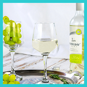 Gros plan des bords roulés sur Argon Tableware Tallo Highball Cocktail Glasses