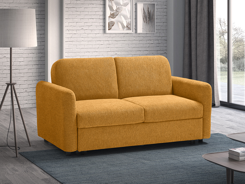 Canapé moderne jaune moutarde présenté sous plusieurs angles dans un espace de vie contemporain avec des murs en briques et de grandes fenêtres.