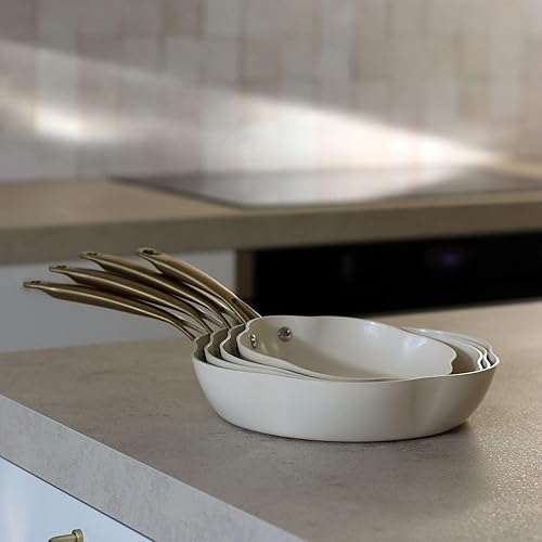 MENASTYL - Poêle 26cm Dahlia sans PFAS - Revêtement céramique antiadhésif crème - 98% d'aluminium recyclé - Tous feux dont induction et lave-vaisselle - Poignée rivetée en inox - 6020939 - Nail Gallerys