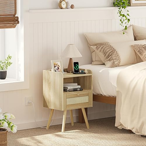 SUPERJARE Lot de 2 tables de nuit avec station de charge et tiroir décoratif en rotin PE, tables d'appoint de lit avec pieds en bois massif, table d'appoint, pour chambre à coucher, salon – Naturel - Nail Gallerys